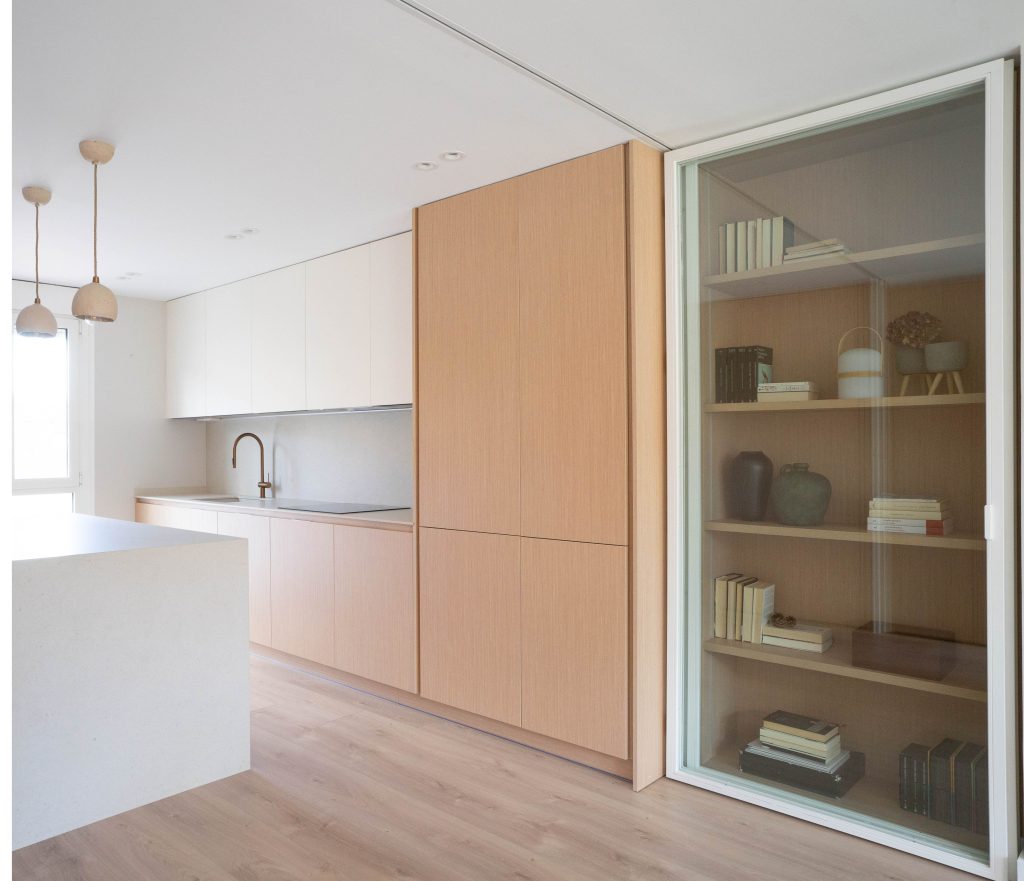 Cerramiento de cristal abierto para dividir cocina y salón con luz natural — diseño de interiorismo moderno